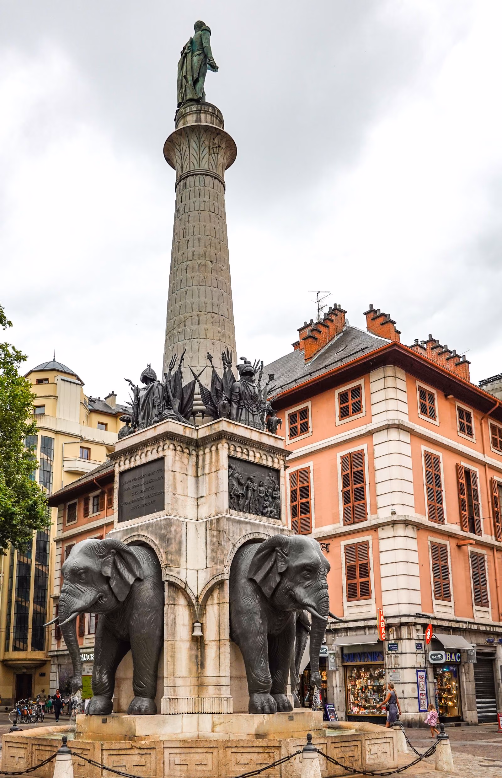 La fontaine des Éléphants à Chambéry, ses quatre éléphants de bronze au pied de la colonne de Boigne.